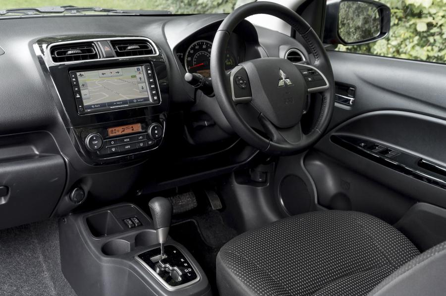Интерьер Mitsubishi Mirage 2013 года  (UK) (фото 12 из 31)